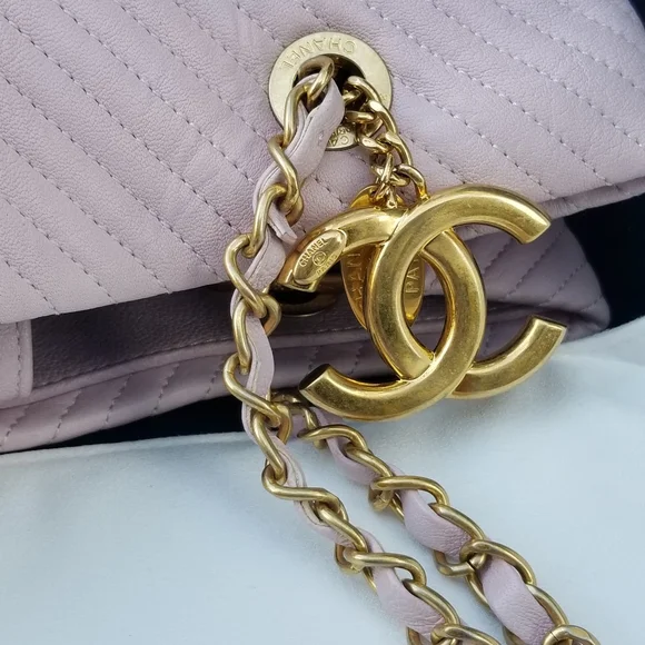 Extra pics for CHANEL Gorgeous blush Pink CC Logo V Stitch Chain Shoulder bag - Picture 6 of 16